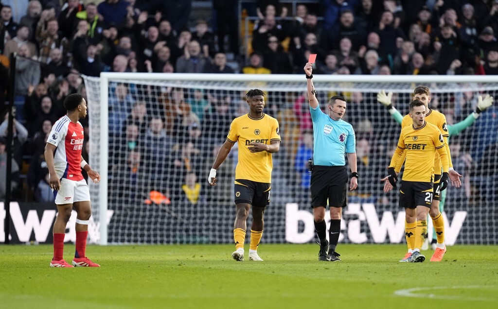 Alan Shearer nổi giận với tấm thẻ đỏ của Arsenal_695a75bfbd426.jpeg