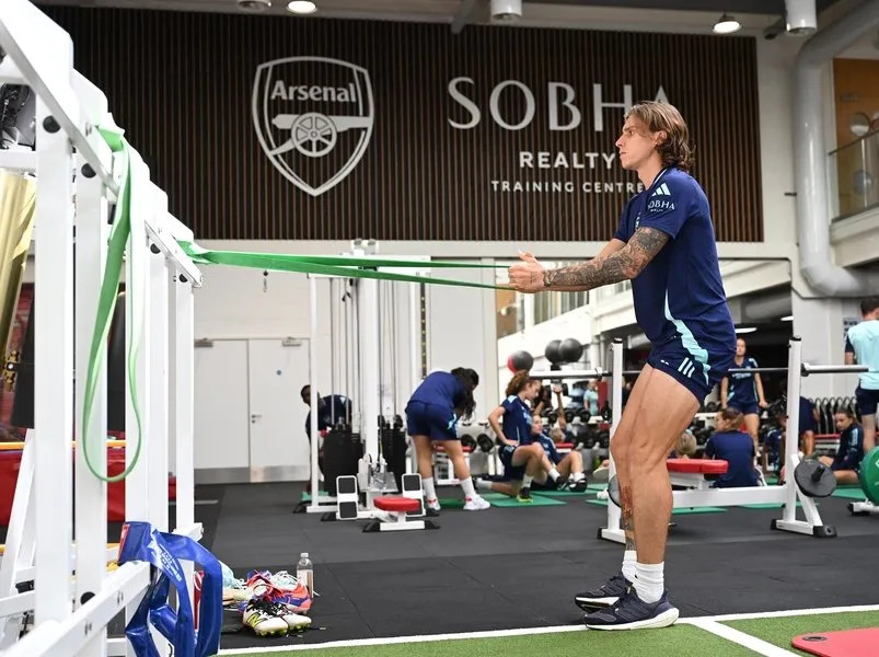 Arsenal đấu Lyon, Calafiori nghiêm túc đến lạ_695aa736735fa.jpeg