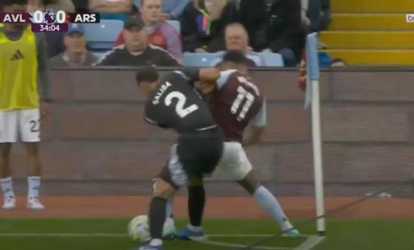 Ben White sút thẳng vào người McGinn, trả thù cho Saliba_695aa2bfa0b2e.jpeg