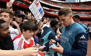 Ca khúc CĐV Arsenal chế về đời tư khiến Gyokeres ngại ngùng_695a333a7f237.jpeg