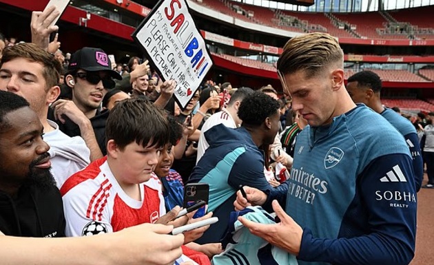 Ca khúc CĐV Arsenal chế về đời tư khiến Gyokeres ngại ngùng_695a333a7f237.jpeg