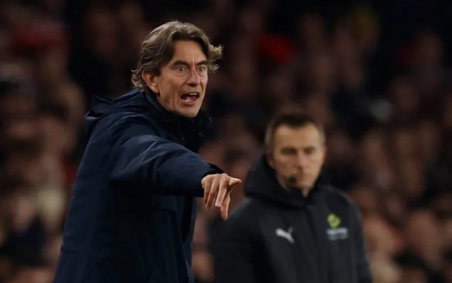 CĐV Arsenal đồng loạt mỉa mai Thomas Frank sau màn trình diễn của Eze_695a1eb6a473b.jpeg