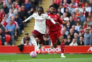 CĐV Arsenal quay lưng với một cầu thủ, khen ngợi Eberechi Eze_695a33a973320.png