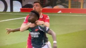 CĐV Arsenal: “Robertson dùng cả hai tay siết cổ Saka? Và không phải là phạm lỗi?”_695a528696c9a.jpeg