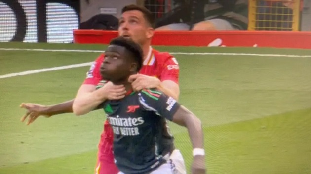 CĐV Arsenal: “Robertson dùng cả hai tay siết cổ Saka? Và không phải là phạm lỗi?”_695a528696c9a.jpeg