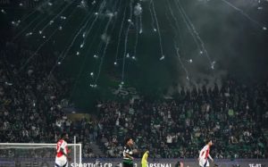 CĐV: “Pháo hoa và bom khói nhắm thẳng vào David Raya”_695a86e2565a2.jpeg