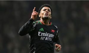 Con trai tỏa sáng cho Arsenal, cha Ethan Nwaneri có cử chỉ ấm áp_695a8ed9d2b9a.jpeg