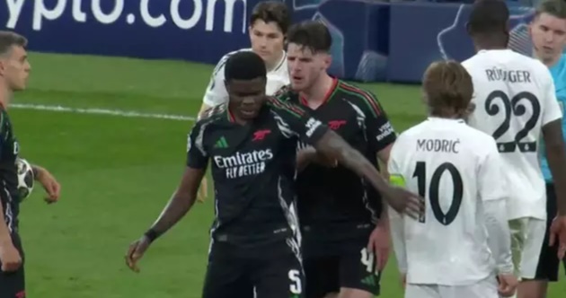 Declan Rice nổi nóng với Partey ngay trên sân_695a5b4a4f079.jpeg