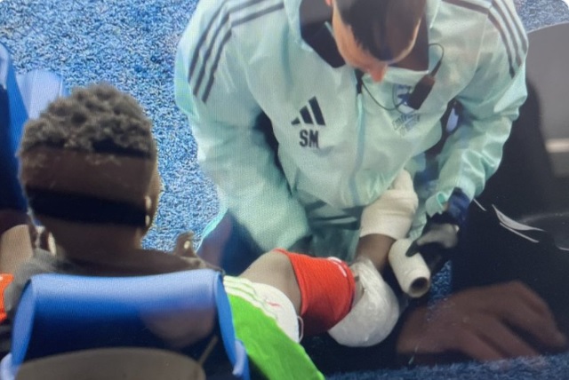 Hình ảnh đáng lo của Saka sau trận thắng đậm Ipswich_695a5a33ac060.jpeg