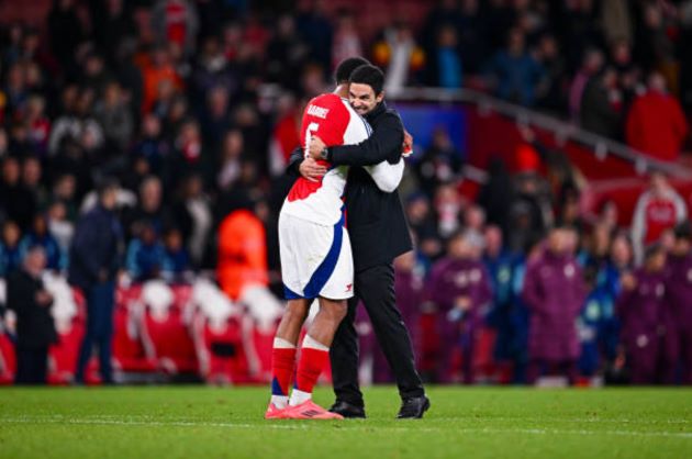 Hình ảnh xúc động ngày sao trẻ Arsenal ra mắt Champions League_695a96cd4b04e.jpeg