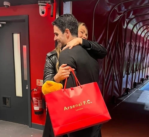 HLV Arsenal tặng quà bất ngờ cho nữ phóng viên đang mang thai_695a828fb2e3a.jpeg