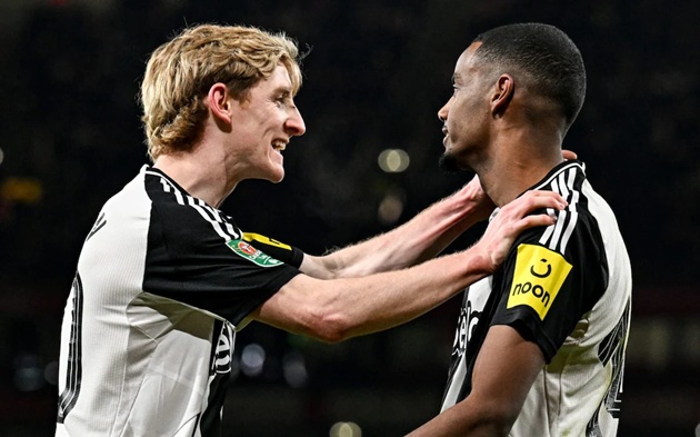 Isak và Gordon xem Arsenal là bước đi ngang thay vì thăng tiến_695a5066e086d.jpeg