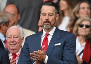 Josh Kroenke cam kết “chi đậm”, CĐV Arsenal: Hãy mang séc ra đi!_695a4f1b8edfe.jpeg