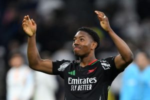 Lewis-Skelly gây bất ngờ khi được Neville và Carragher vinh danh_695a4ec75557e.jpeg