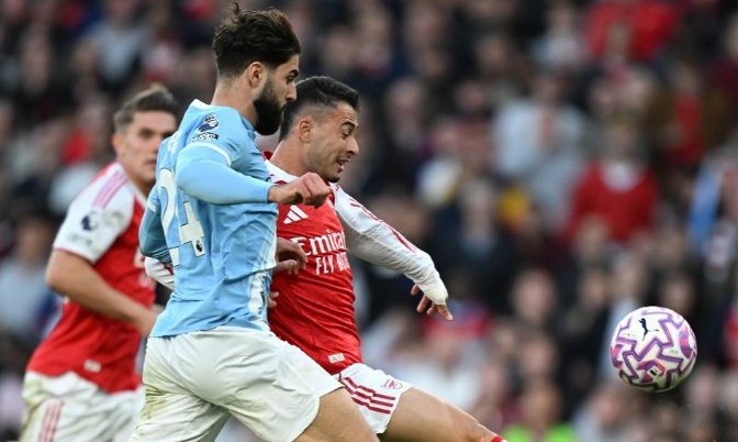 Neville nêu hạn chế nơi Pep, Liverpool là đội hưởng lợi từ trận hòa của Arsenal_695a2f10059e8.jpeg