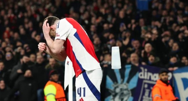 Quá xấu xí! Rice bị ném vật thể lạ vào đầu_695a76faa9769.jpeg