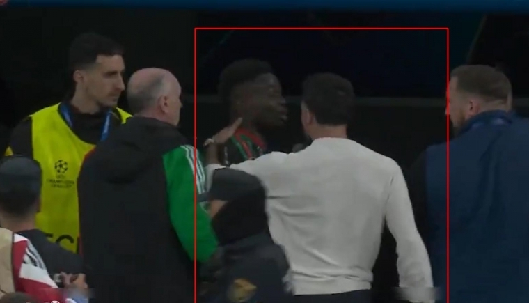 Saka bị sao Real túm gáy trong đường hầm_695a5b69dfb69.jpeg