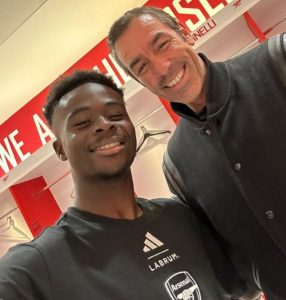 Saka có “hành động đẳng cấp” với huyền thoại Arsenal_695a96e1acd72.jpeg