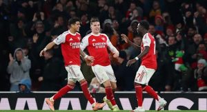 Saka ép Johnstone đá phản lưới bằng cú tạt siêu phàm_695a174c628ef.jpeg