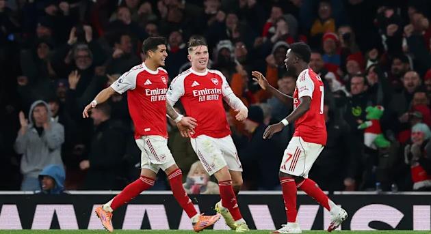 Saka ép Johnstone đá phản lưới bằng cú tạt siêu phàm_695a174c628ef.jpeg