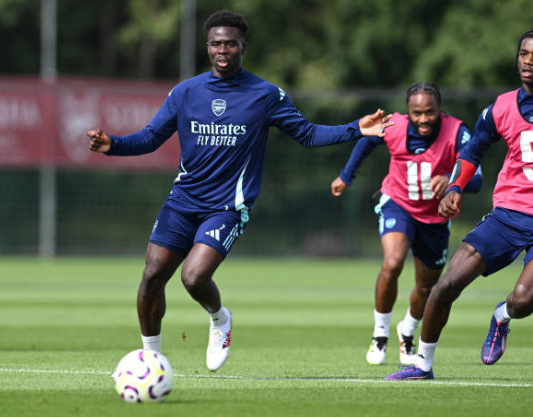 Saka nhận chỉ đạo; Sterling vượt mặt Ben White trên sân tập_695a9be89df5d.png