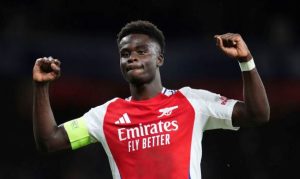 Saka và Timber đến khách sạn hội quân cùng đồng đội_695a905765a9d.jpeg