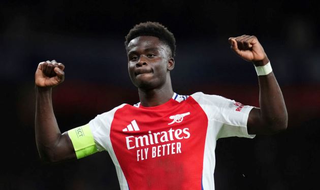 Saka và Timber đến khách sạn hội quân cùng đồng đội_695a905765a9d.jpeg