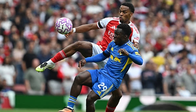 Saliba và đồng đội Arsenal phát cuồng vì Jurrien Timber_695a35e25a8fc.jpeg