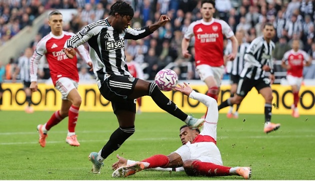 Tại sao Arsenal không bị thổi phạt đền khi Gabriel để bóng chạm tay?_695a2d56b7970.jpeg