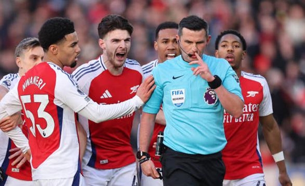 Trọng tài Michael Oliver “không ưa” Arsenal?_695a75cd94c5e.jpeg