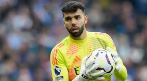 Van der Sar chỉ trích Raya, kỳ vọng thủ môn Arsenal cải thiện phong độ_695a51526e292.jpeg