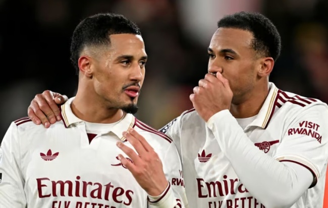 Arsene Wenger chỉ trích Saliba và Gabriel sau trận thua MU_6983197776ff0.jpeg