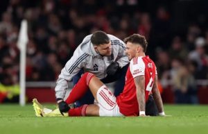 Ben White chấn thương trong chiến thắng 2-1 của Arsenal trước Wolves_69832278efc42.jpeg