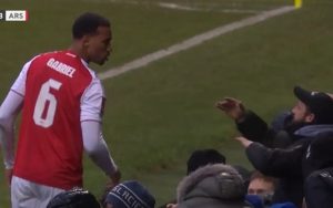 Gabriel nổi đóa khi bị CĐV Portsmouth động chạm_69831ce870b79.jpeg